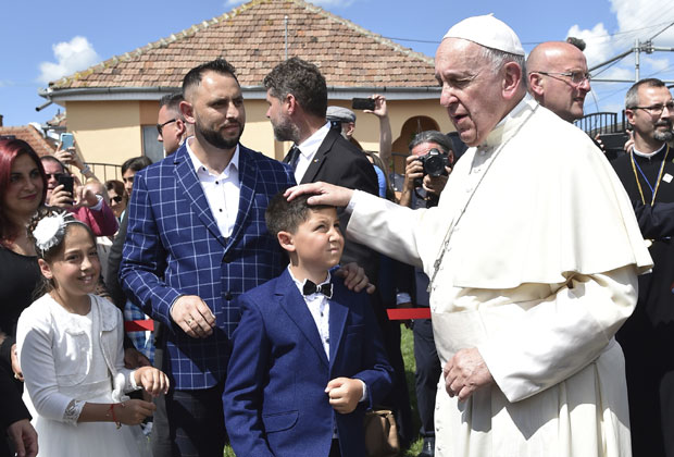 ПАПА СЕ ИЗВИНИО РОМИМА: Желео бих да затражим опроштај