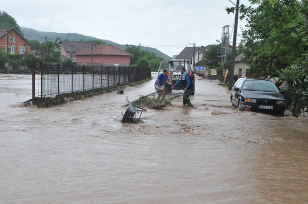 Вода се повлачи, евакуисано 297 особа; Србјаводе прогласиле ванредну одбрану од поплава