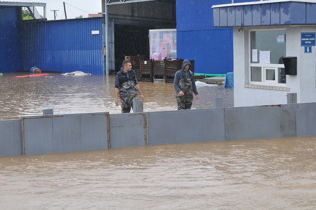 ОЧЕКУЈУ СЕ ОБИЛНЕ ПАДАВИНЕ: Србијаводе увеле ванредну одбрану од поплава у целој земљи