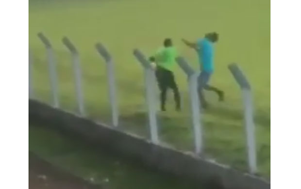 ХУЛИГАНА ОДМАХ СТИГЛА КАЗНА: Судија га нокаутирао кадa је улетео на терен (ВИДЕО)