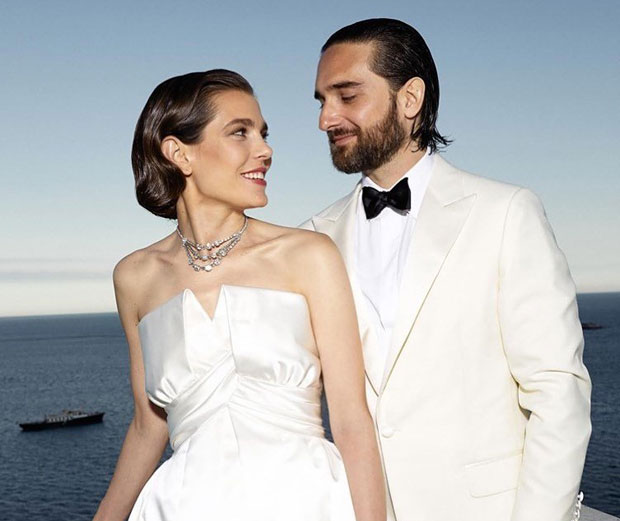 ОДАЛА ПОЧАСТ БАКИ: Шарлота Казираги на венчању носила огрлицу Грејс Кели