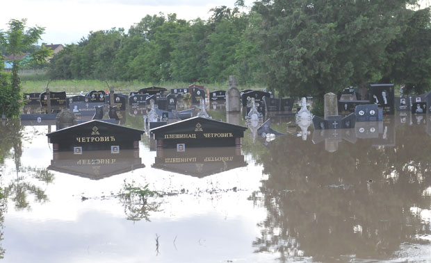 ПОПЛАВЕ ШИРОМ СРБИЈЕ: Део Ибарске магистрале код Краљева под водом, сеоско гробље потопљено (ФОТО/ВИДЕО)
