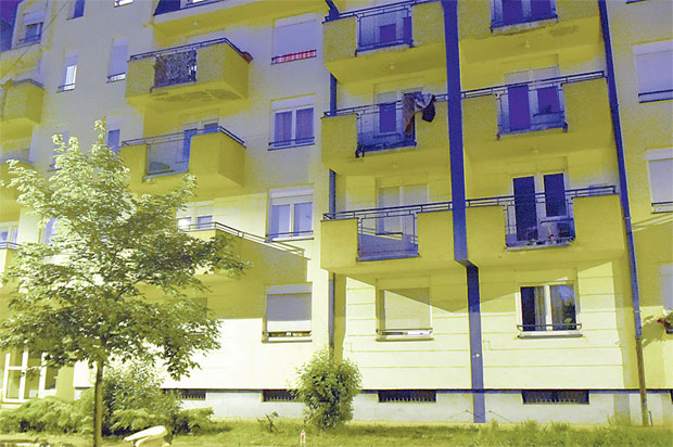 Земун Поље: Ватра прогутала мушкарца, троје деце спасено