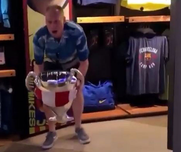 СИПАЛИ СО НА РАНУ: Навијачи Ливерпула, уз песму, прошетали “ушати” пехар у Барсином бутику (ВИДЕО)