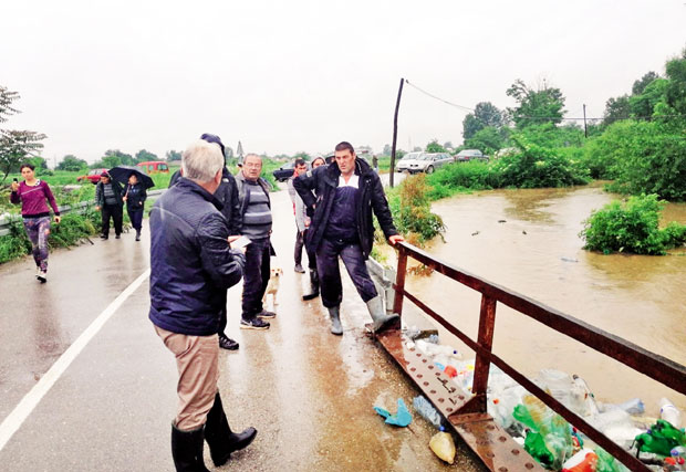 ФЛАШЕ ЗАЧЕПИЛЕ РИЉАЧКУ РЕКУ: Борба против водене стихије у трстеничким селима