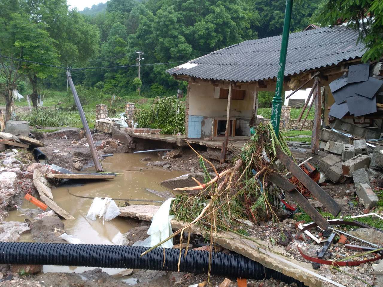 БЈЕЛИЦА РАЗОРИЛА ДОМОВЕ: Бујица нам прошла кроз кућу, вода нас подигла до плафона!