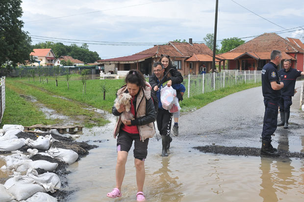 ПУСТОШ ОКО КРАЉЕВА: Домаћинства одсечена од света, не знају где ће са малом децом