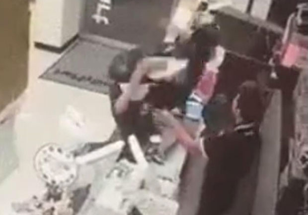 СУМАНУТА СЦЕНА У КАФИЋУ: Попела се на шанк и на одвратан начин показала шта мисли о кафи