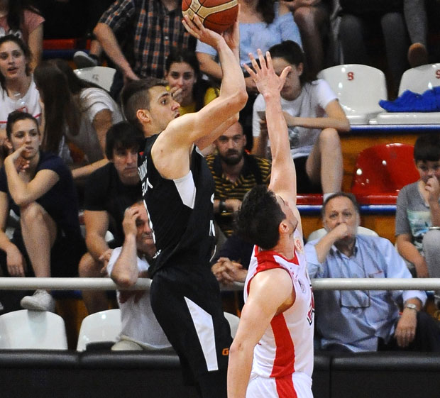 ДА ЗАВРШИМО ПОСАО У ЖЕЛЕЗНИКУ: Партизан против ФМП-а има меч-лопту