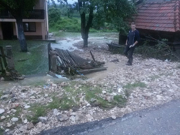 ЈАД ИЗНЕНАДА: Обилне падавине уништиле село код Бијељине, процењује се штета