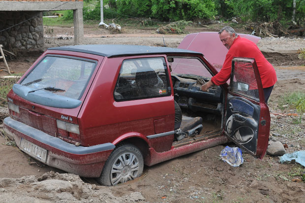 Шта да радите са ПОПЛАВЉЕНИМ аутомобилом? Мајстор је ПРВИ избор али нешто можете И САМИ – да га осушите и очистите