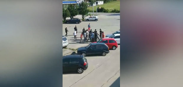 МАСОВНА ТУЧА: Сукобило се 100 миграната, нападали и полицију; Најмање 20 особа ухапшено, има повређених (ВИДЕО)