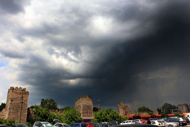 Још увек на снази упозорење РХМЗ, прете град и олује