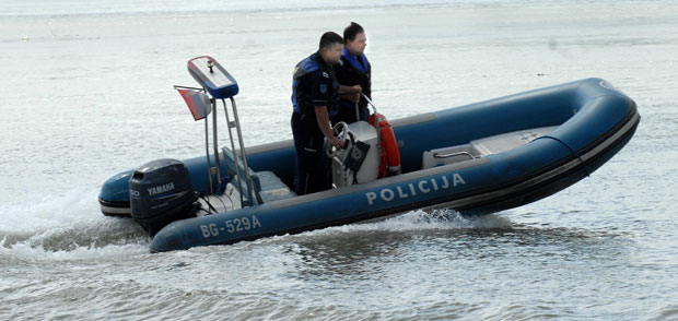 
ПРЕВРНУО СЕ ЧАМАЦ НА САВИ: Потрага за две особе