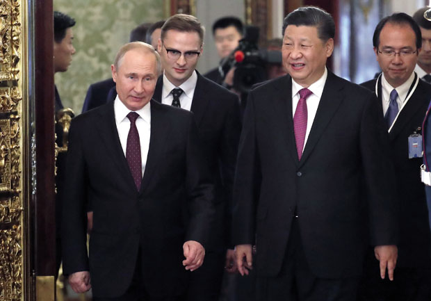 СИ ГОСТ ПУТИНА: Са Русијом руку подруку