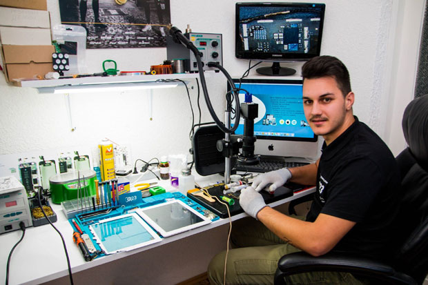 ХОБИ ПРЕТВОРИО У ОЗБИЉАН БИЗНИС: Нема мобилног који не може да поправи