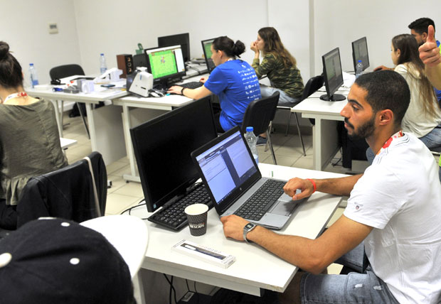 Ученици све више бирају програмирање јер виде могућност за посао