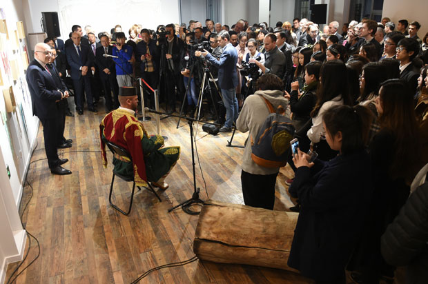 Катанац на Андрића због папира