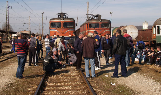 Веће плате или блокада железнице!