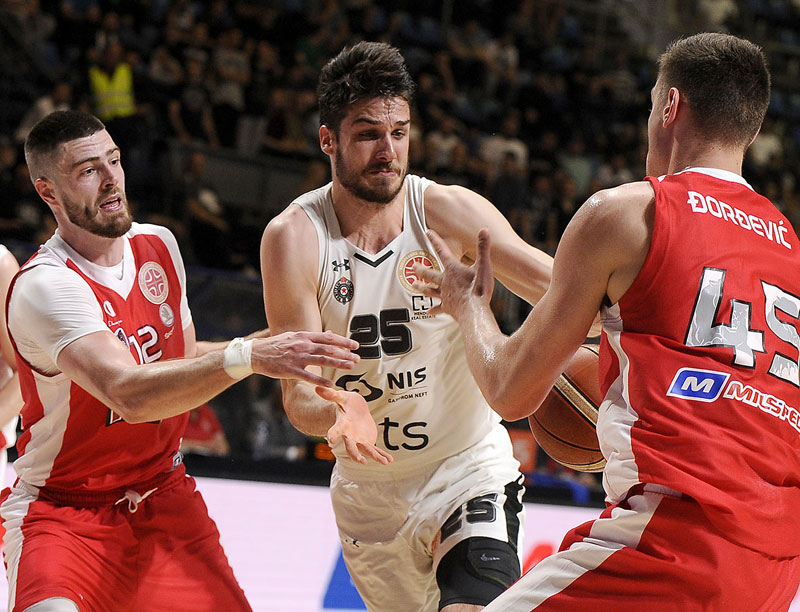 ДОМИНАЦИЈА ЦРНО-БЕЛИХ: Партизан уништио ФМП за финале са Звездом