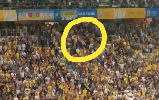 ПРОВОКАЦИЈЕ УКРАЈИНАЦА НА ТРИБИНАМА: Звиждуци химни Србије, паљење руске заставе, показивање „шаховнице“...