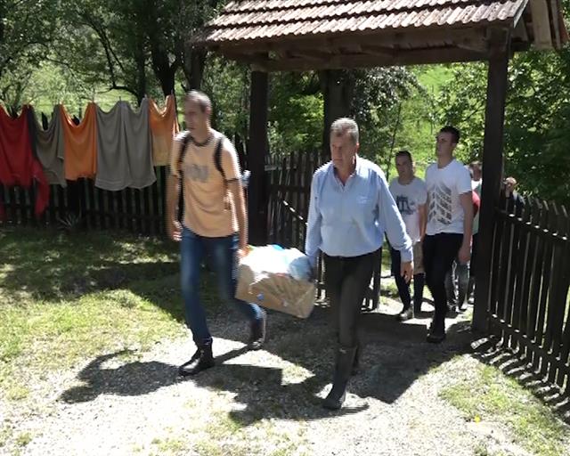  Младићи из Лепосавића пешице донели помоћ Трговишту