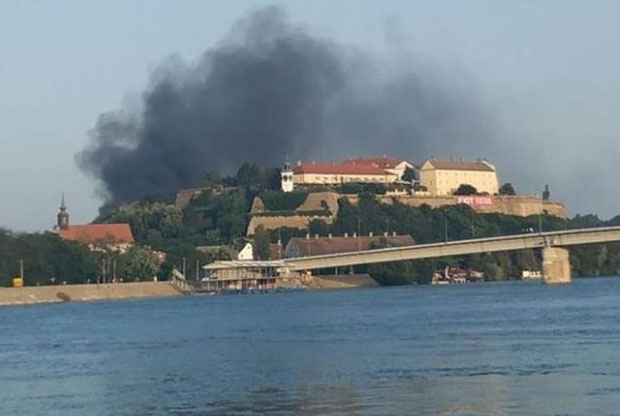 ГУСТ ДИМ ОКОВАО ГРАД: Пожар на Петроварадинској тврђави