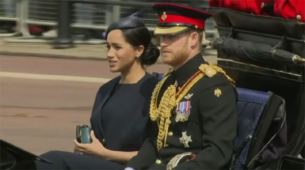 ЛЕПА, АЛИ БУЦКАСТА:  Меган Маркл први пут у јавности након порођаја (ВИДЕО)