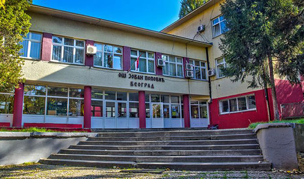 Директору школе на Карабурми следи смена?