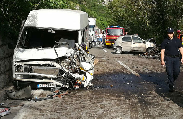 УДЕС КОМБИЈА И АУТОМОБИЛА: Има погинулих и тешко повређених (ФОТО)