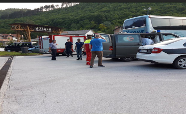 Путници у шоку, мигрант извучен испод точкова аутобуса!