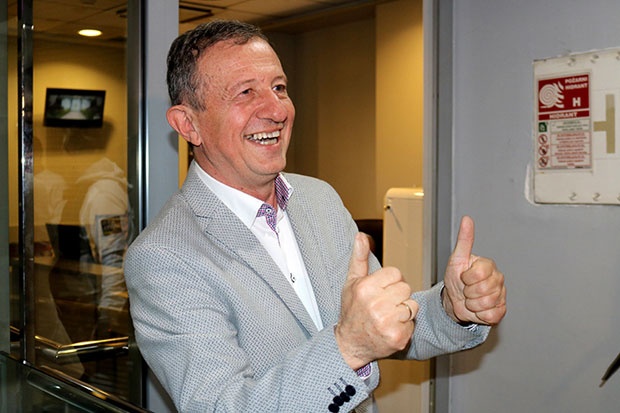 ЖИКА ШАРЕНИЦА НАПАДНУТ У МИОНИЦИ: Човек трактором улетео на снимање