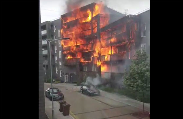 ПОЖАР У ЛОНДОНУ: Ватру у стамбеном блоку гаси 100 ватрогасаца (ВИДЕО)