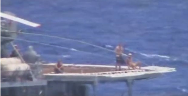 Руски морнари се сунчају док америчка крстарица “кочи” (ВИДЕО) 