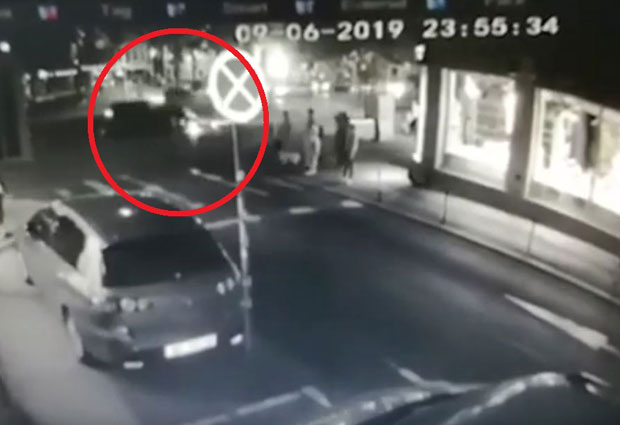 СНИМАК УДЕСА МАШЕ ТЕРЗИЋ: Голф прошао кроз црвено и закуцао се у аутомобил ћерке директора Црвене звезде (ВИДЕО)