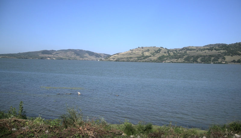 Једрилица налетела на далековод, отац повређен, од сина ни трага