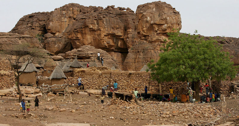 МАСАКР: Упали у село, убили трећину житеља и спалили тела!