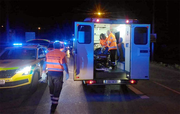 МАЛОЛЕТНИК ПОКОСИО СРБЕ У ЧЕШКОЈ: Пијан налетео на пешаке са украденим аутомобилом 