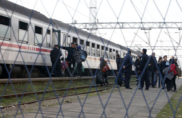 И ХРВАТСКА ЗАТВАРА ПРОЛАЗ МИГРАНТИМА: Загреб поставио ограду са шиљцима на граници са БиХ