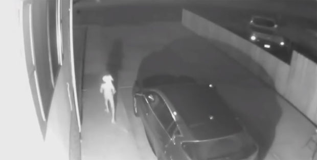 ПОГЛЕДАЈТЕ: “Необичан створ” на две ноге пробудио машту интернета (ВИДЕО) 