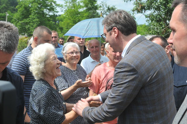 ПРЕДСЕДНИК ОБИЛАЗИ ПОПЛАВЉЕНА ПОДРУЧЈА: Држава ће помоћи обнову свега уништеног; Избегли смо катастрофу из 2014. године; Мост у Сирчи до 15. октобра (ФОТО)