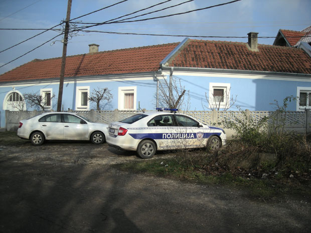 Ударио секиром комшију у главу, због свађе око детелине