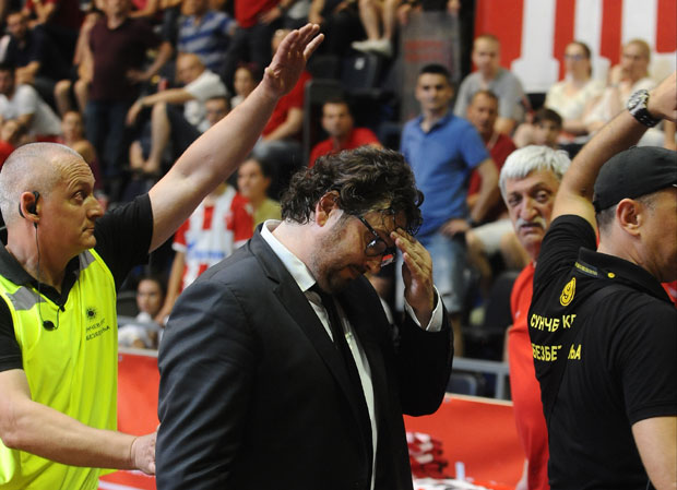 КОШАРКАШКА ЛИГА СРБИЈЕ НЕ ПРАШТА: Звезда и Партизан новчано кажњени, опомена Тринкијерију због коментарисања суђењa