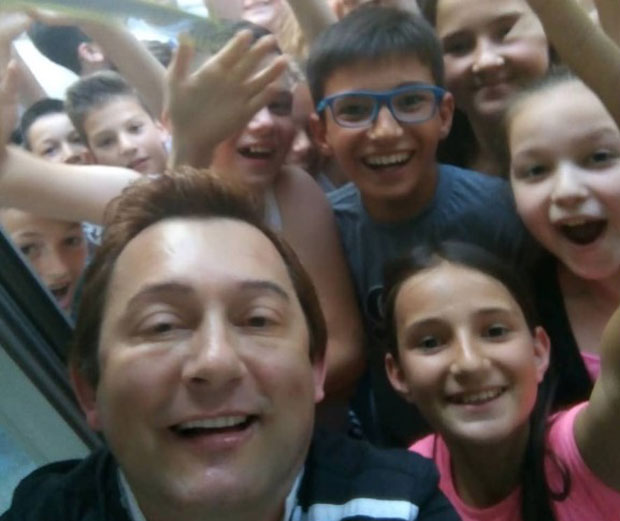 СКАНДАЛ У АРАНЂЕЛОВЦУ: Зоки Шумадинац певао на дечјем фестивалу 