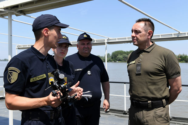 Вулин обишао кадете на броду „Козара“: Војска спремна да брани копно, ваздух и воду