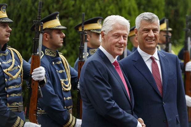 КЛИНТОН И ОЛБРАЈТОВА У ПРИШТИНИ: Тачи одликовао бившег америчког председника; Блер: Спречили смо масовна убиства