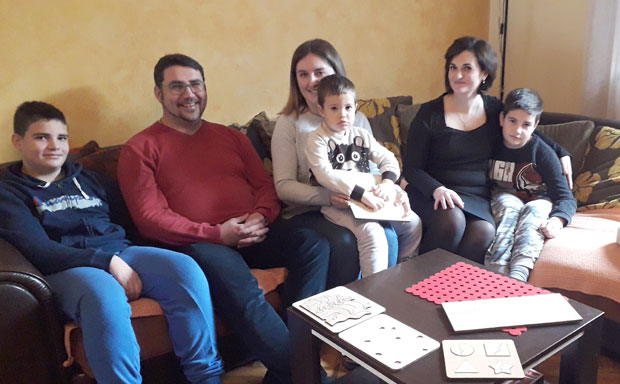 БРАЧНИ ПАР ОДУШЕВИО ИЗУМОМ: Дидактичке играчке за развој деце