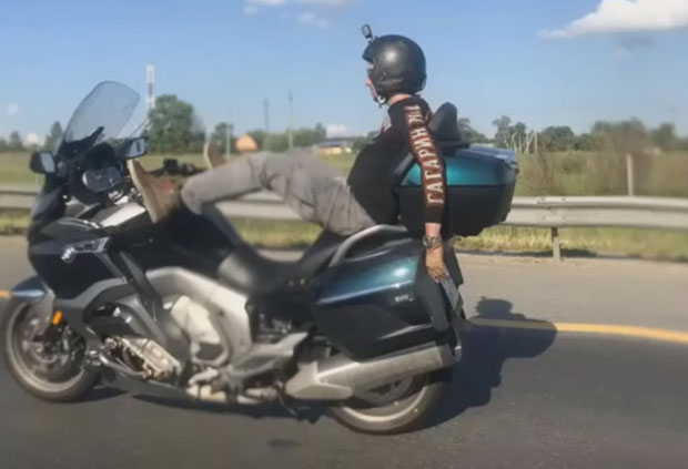 ПОСЛЕДЊИ ТРЕНУЦИ БАХАТОГ МОТОЦИКЛИСТЕ: Снимао се како управља ногама док куца на телефону, речи пред смрт уливају језу (ВИДЕО)