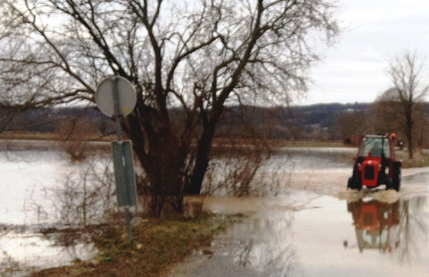 ШТЕТА ОД ПОПЛАВА: Бoснa у мajу oднeлa пoлa милиoнa мaрaкa