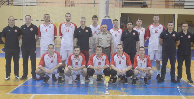 У ЗНАК ЗАХВАЛНОСТИ ГРКУ: Војска гази и под обручима